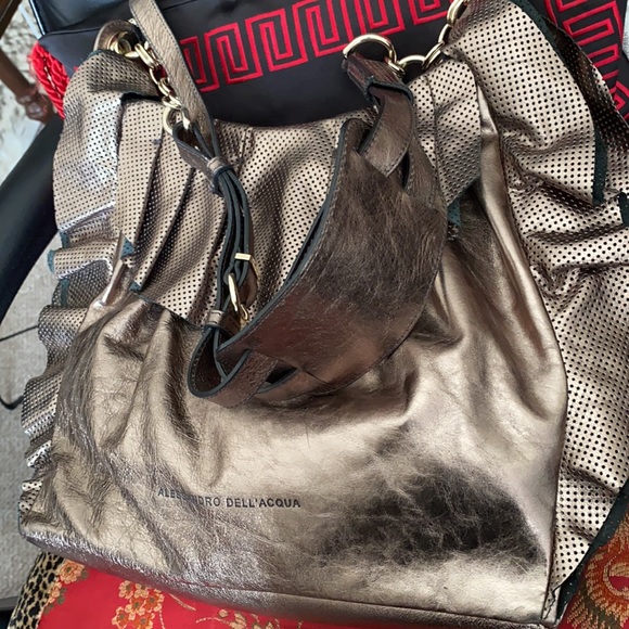 Alessandro Dell’ Acqua frilly bag in a bright gold - Picture 6 of 14